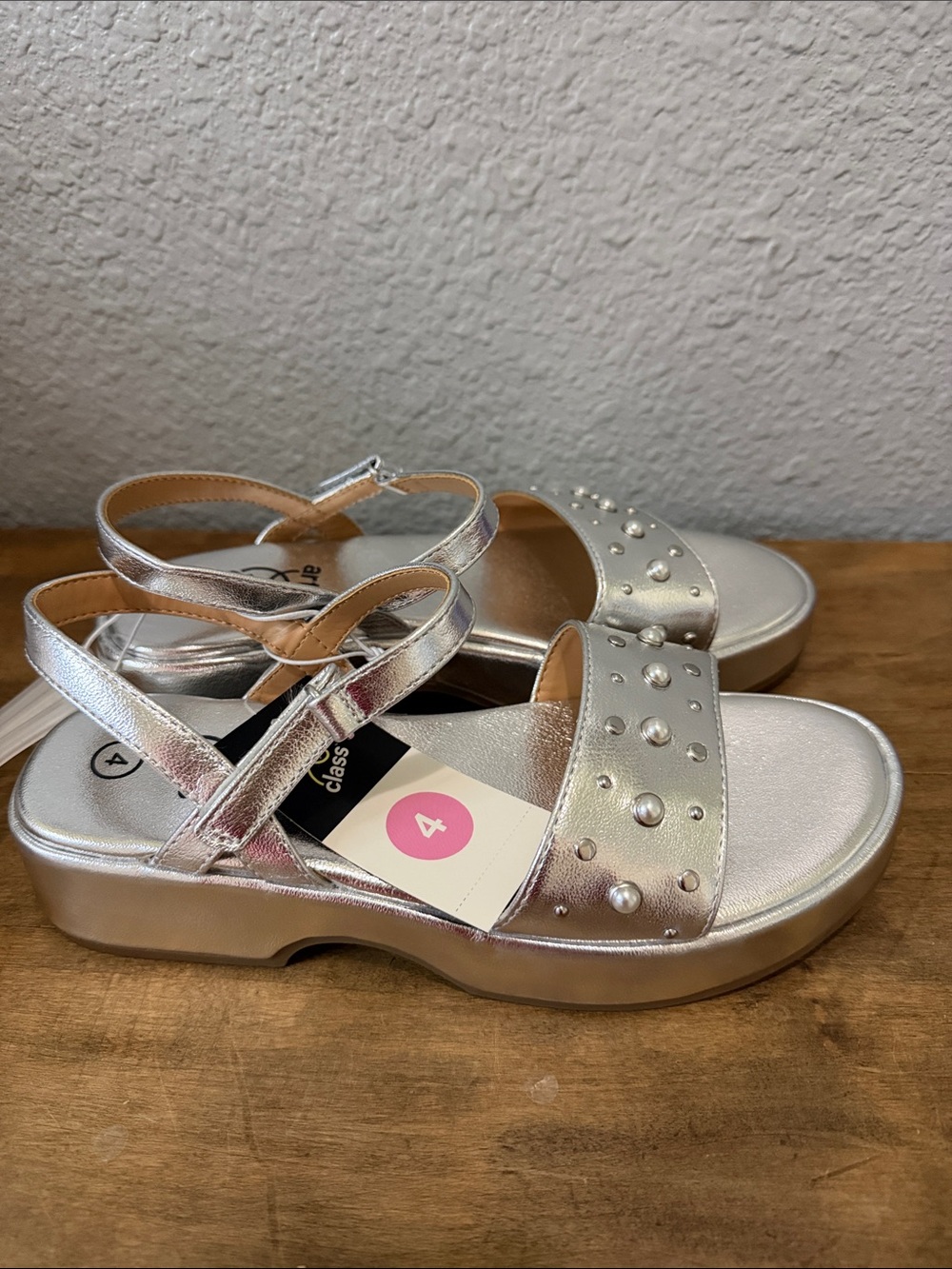 Art Class Girl’s Metallic Silver Pearl Accent Sandals size 4 - Picture 1 of 5
